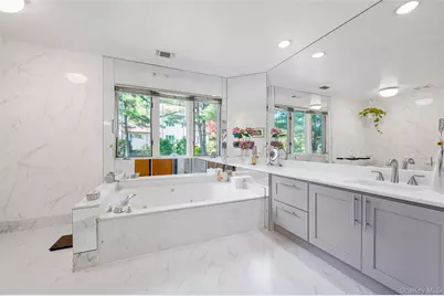 45 Bristol Drive, Manhasset, NY 11030 - Photo 18