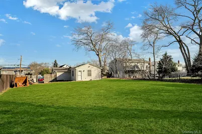 669 East Drive, Lindenhurst, NY 11757 - Photo 24