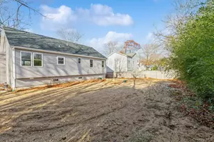 125 Lynbrook Dr, Mastic Beach, NY 11951 - Photo 18