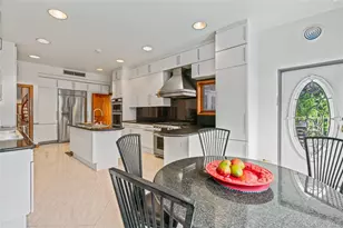 6 Summit Pl, Whitestone, NY 11357 - Photo 10