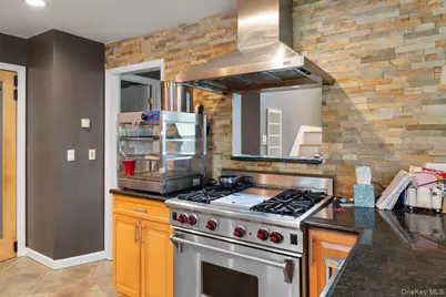 35 Jackson Avenue W, Babylon, NY 11702 - Photo 10