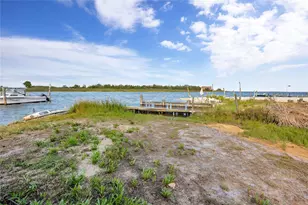 823 Venetian Blvd, Lindenhurst, NY 11757 - Photo 16