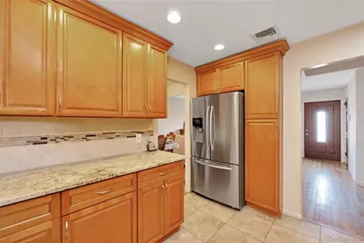 24 Monroe Avenue, Hicksville, NY 11801 - Photo 8