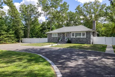64 Sea Cliff Street, Islip Terrace, NY 11752 - Photo 4