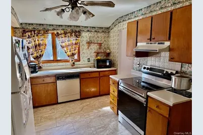 40 Church Street, Central Islip, NY 11722 - Photo 8