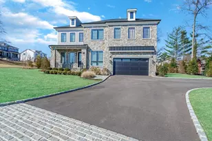 1 Sequoia Cir, Manhasset, NY 11030 - Photo 2