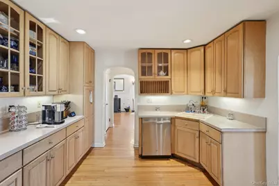 230 W Islip Road, West Islip, NY 11795 - Photo 18