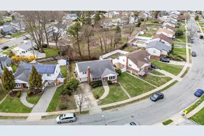 18 Hilary Lane, Westbury, NY 11590 - Photo 28