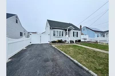 315 Cedar Court, Copiague, NY 11726 - Photo 2