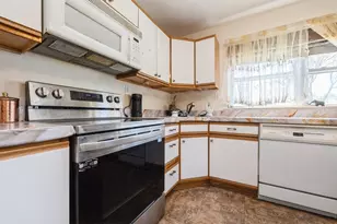 7 Bunker Ln, Hicksville, NY 11801 - Photo 14