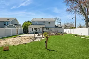 7 Bunker Ln, Hicksville, NY 11801 - Photo 18