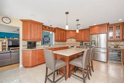 353 Thrift Street, Ronkonkoma, NY 11779 - Photo 8