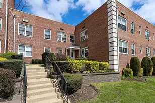 18 Edwards, Roslyn Heights, NY 11577 - Photo 2