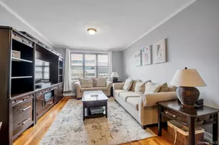 1 Town House Pl, Great Neck, NY 11021 - Photo 4