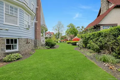 146 Sutton Manor Road, New Rochelle, NY 10801 - Photo 6