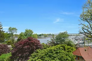 146 Sutton Manor Rd, New Rochelle, NY 10801 - Photo 2