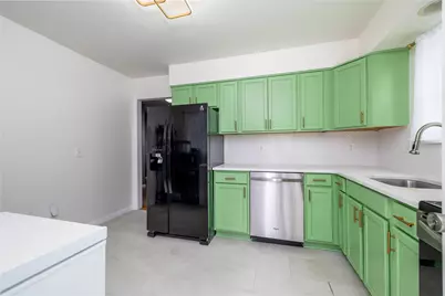 39 E Hollywood Avenue, Lindenhurst, NY 11757 - Photo 6