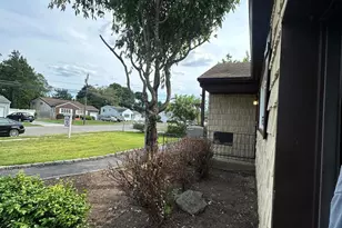 28 Glenda Dr, Deer Park, NY 11729 - Photo 10