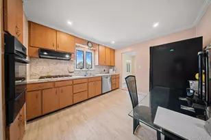 21 Peter Ln, Plainview, NY 11803 - Photo 6