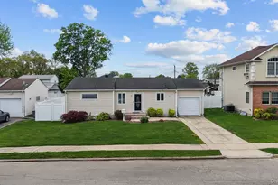 21 Peter Ln, Plainview, NY 11803 - Photo 2