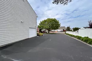 36 Shore Dr W, Copiague, NY 11726 - Photo 32