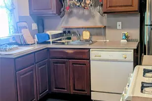 13 Surrey Ln, New Hyde Park, NY 11040 - Photo 4