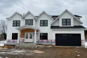 85 Roundtree Dr, Plainview, NY 11803 - Photo 2