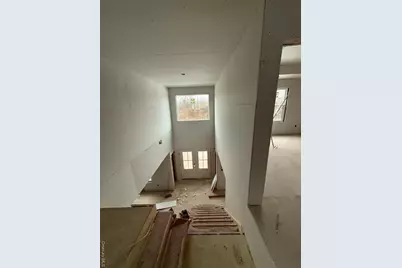 85 Roundtree Drive, Plainview, NY 11803 - Photo 4