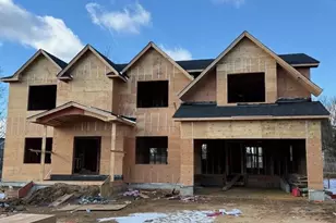 85 Roundtree Dr, Plainview, NY 11803 - Photo 2