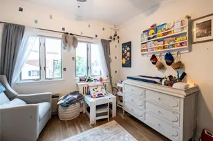 215 Middle Neck Rd, Great Neck, NY 11021 - Photo 10