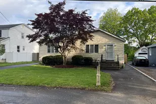 13 Reinhart Ct, Melville, NY 11747 - Photo 2