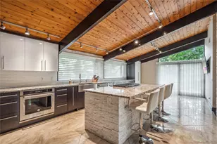 27 Parkway Dr, Roslyn Heights, NY 11577 - Photo 4