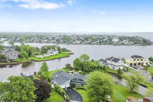 28 Deeringwood Ln, Babylon, NY 11702 - Photo 32