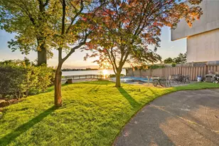 95 Malba Dr, Whitestone, NY 11357 - Photo 4