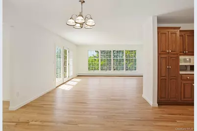 6 Huckleberry Lane E, Hampton Bays, NY 11946 - Photo 4