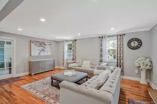 11 Country Squire Ct, Dix Hills, NY 11746 - Photo 10