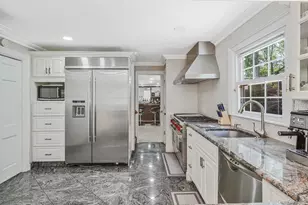 11 Country Squire Ct, Dix Hills, NY 11746 - Photo 18