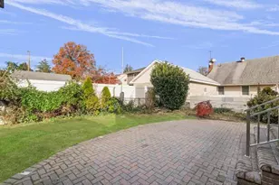 31 Broadmoor Ln, Westbury, NY 11590 - Photo 32