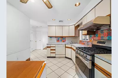 31 Broadmoor Lane, Westbury, NY 11590 - Photo 14