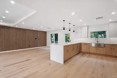 8 Junard Drive, Roslyn, NY 11576 - Photo 4