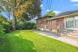 906 Bromton Dr, Westbury, NY 11590 - Photo 6