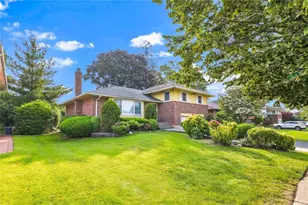 906 Bromton Dr, Westbury, NY 11590 - Photo 2