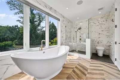 70 Candy Ln, Great Neck, NY 11023 - Photo 14