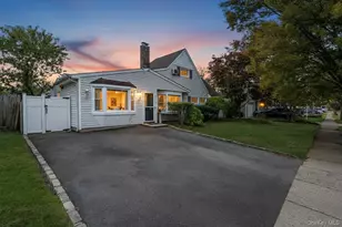 95 Lantern Rd, Hicksville, NY 11801 - Photo 2