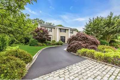 74 Woods Drive, East Hills, NY 11576 - Photo 2