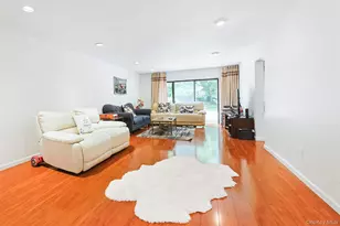 41 Carriage Ct, Jericho, NY 11753 - Photo 4