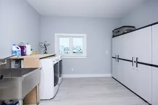 390 E Shore Rd, Lindenhurst, NY 11757 - Photo 26