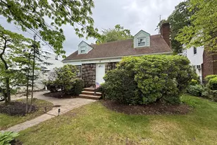 15 Astor Pl, Valley Stream, NY 11581 - Photo 2