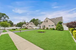 9 Pewter Ln, Hicksville, NY 11801 - Photo 2