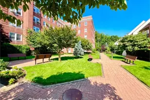 90 Knightsbridge Rd, Great Neck, NY 11021 - Photo 26